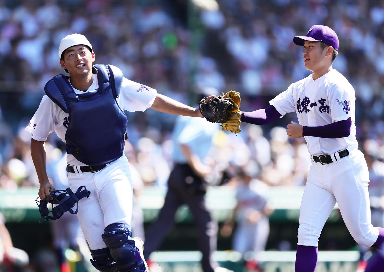 第106回全国高校野球選手権　第14日　決勝　京都国際対関東第一　1回表京都国際の攻撃を3者凡退に抑えタッチを交わす畠中（右）と熊谷（撮影・足立雅史）