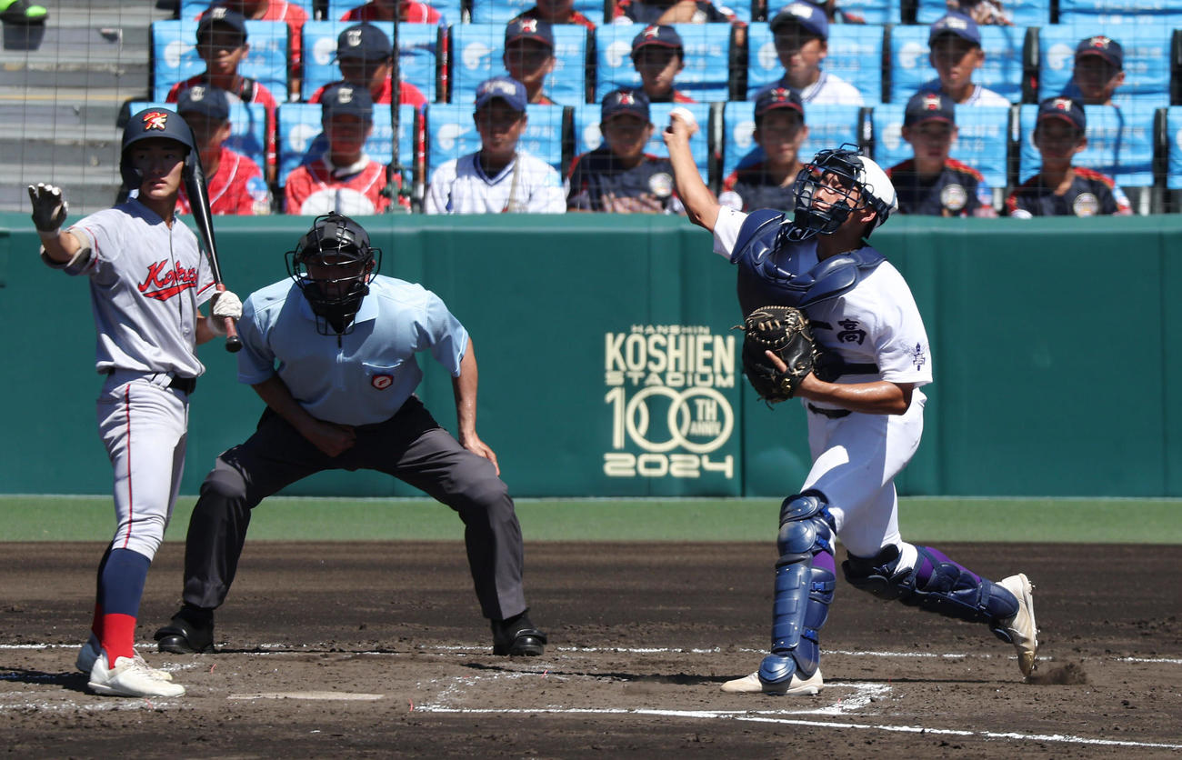 京都国際対関東第一　4回表京都国際1死一塁、飛び出した一走藤本をけん制で刺す熊谷。打者長谷川（撮影・前田充）