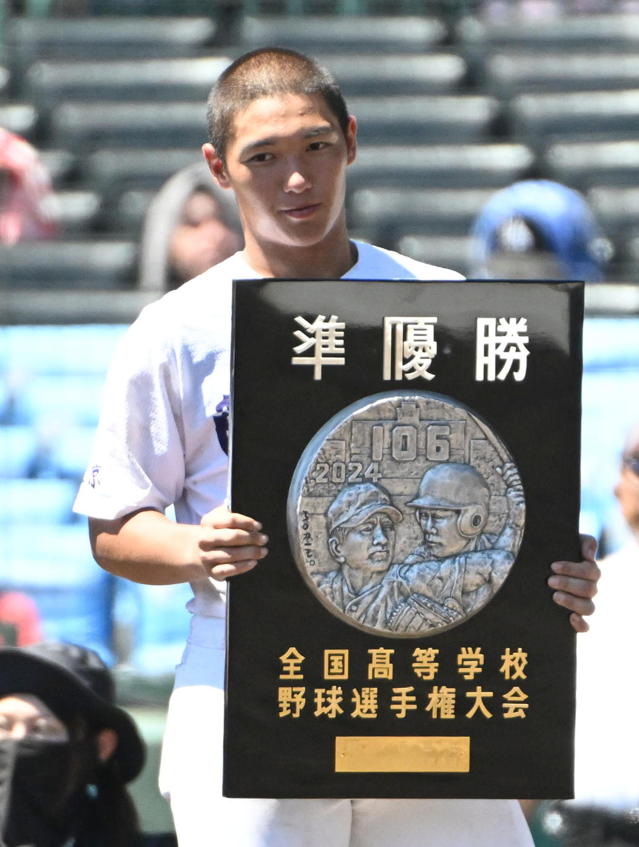 準優勝盾を授与される関東第一・高橋徹平主将（撮影・石井愛子）