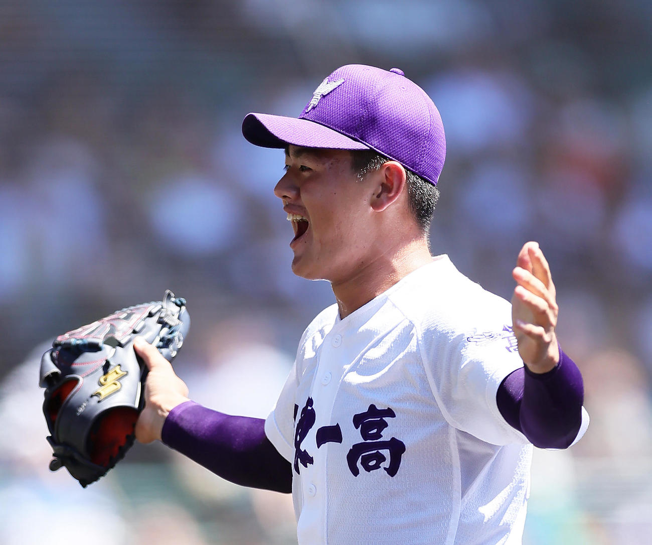 京都国際対関東第一　8回表京都国際2死、沢田を空振り三振に仕留め両手を広げ喜ぶ坂井（撮影・足立雅史）