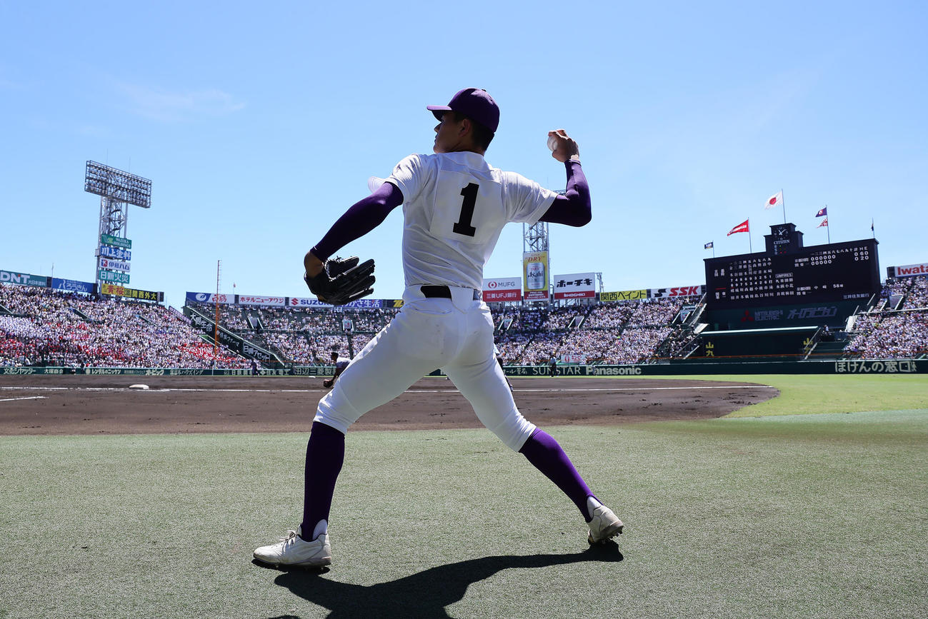 京都国際対関東第一　投球練習する関東第一・坂井（撮影・足立雅史）