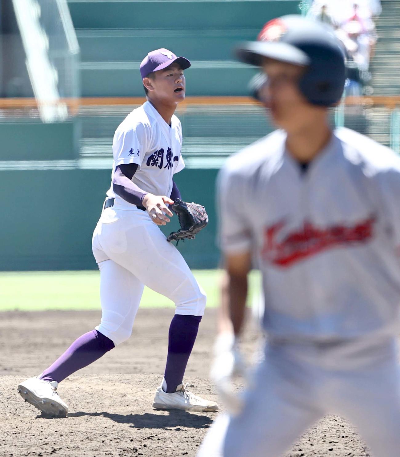 京都国際対関東第一　10回表京都国際無死満塁、金本（右）に押し出し四球を与える関東第一エース坂井（撮影・上田博志）