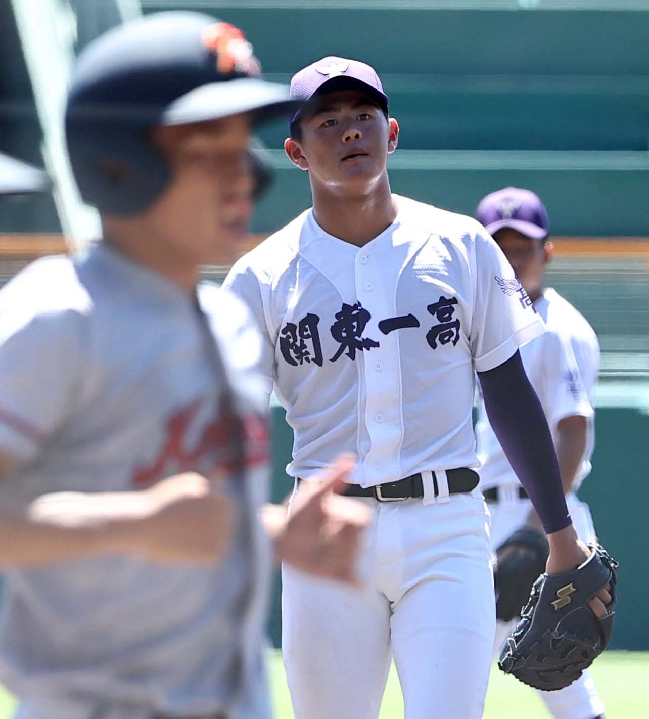 京都国際対関東第一　10回表京都国際無死満塁、押し出し四球で奥井（左）の生還を許す関東第一エース坂井（撮影・上田博志）