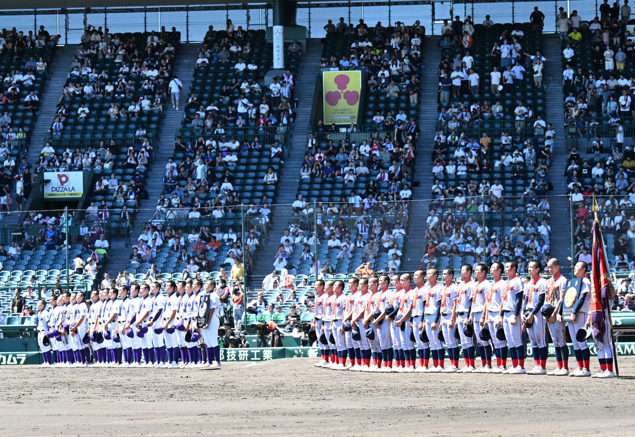 閉会式で整列する京都国際ナイン（右）、関東第一ナイン（左）（撮影・石井愛子）