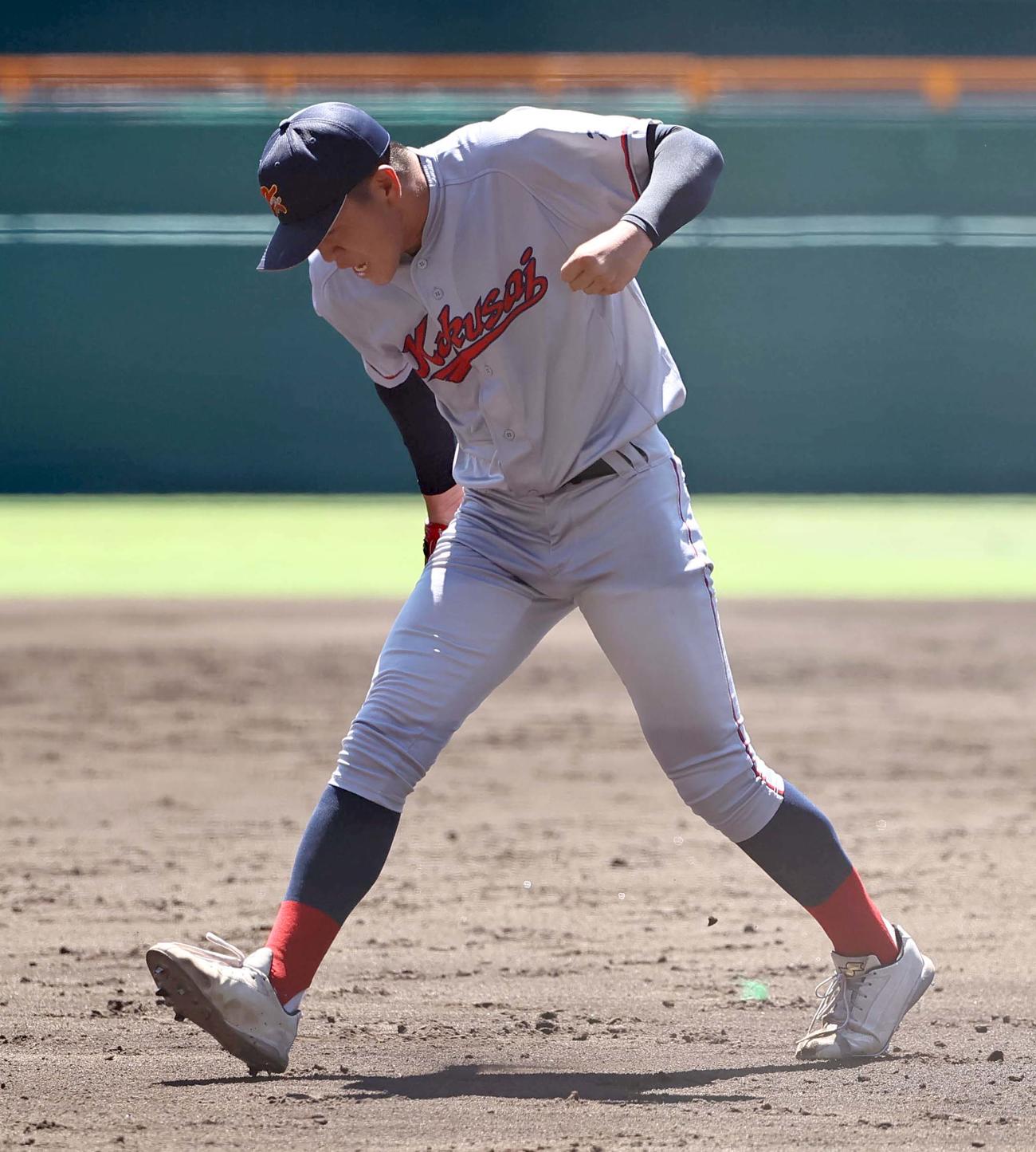 京都国際対関東第一　9回裏関東第一2死満塁、熊谷を右飛に打ち取りガッツポーズをする京都国際エース中崎（撮影・上田博志）