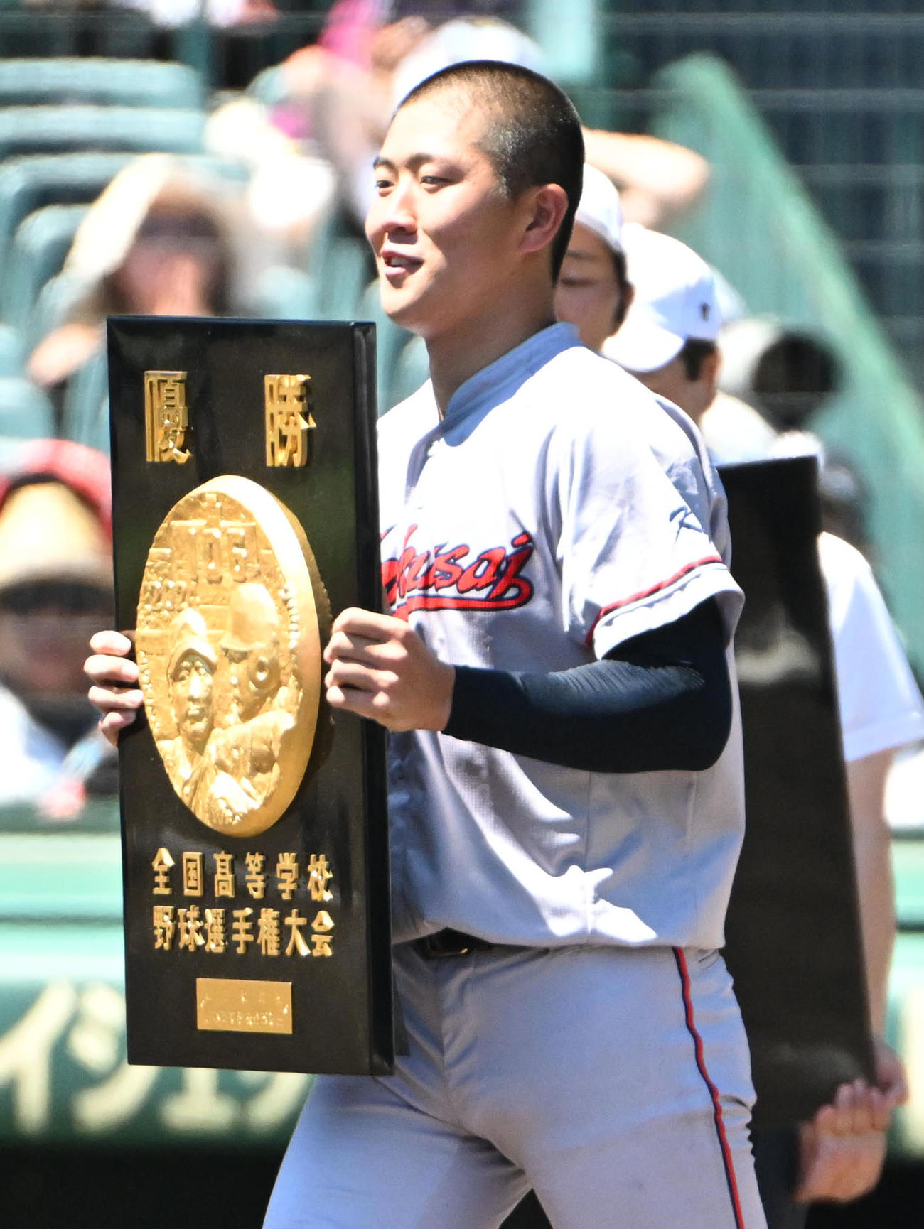 優勝盾を授与される京都国際・中崎琉生（撮影・石井愛子）