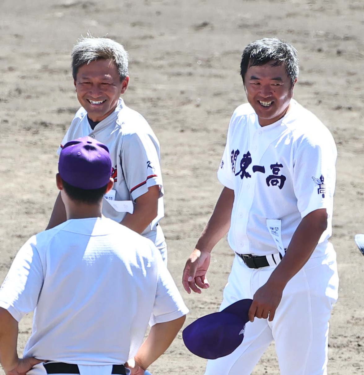 京都国際対関東第一　関東第一・米沢監督（右）と話をする京都国際・小牧監督（撮影・上田博志）