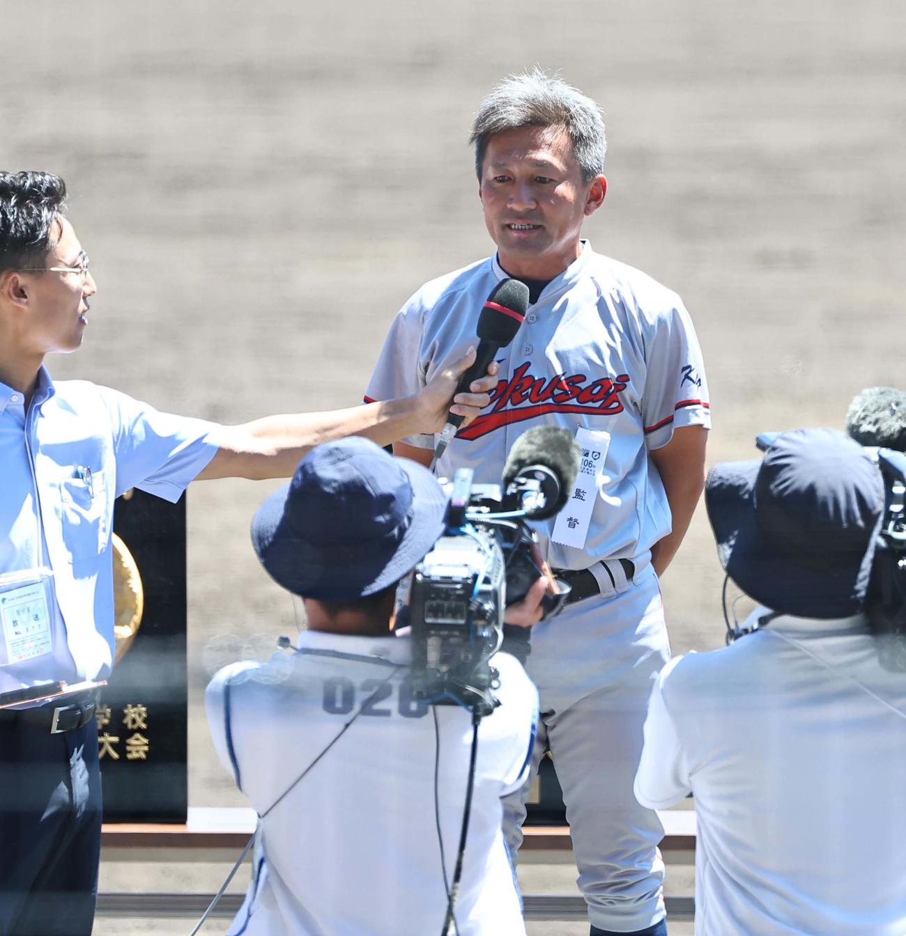京都国際対関東第一　優勝インタビューを受ける京都国際・小牧監督（撮影・上田博志）