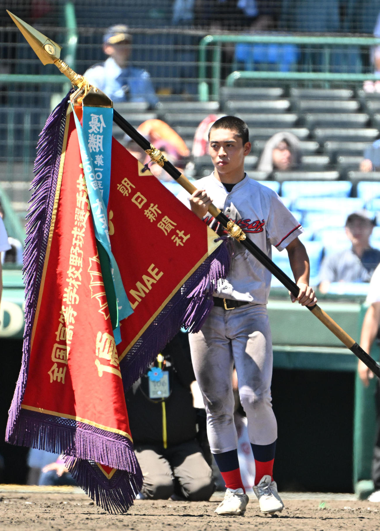 優勝旗を授与される京都国際・藤本陽毅主将（撮影・石井愛子）