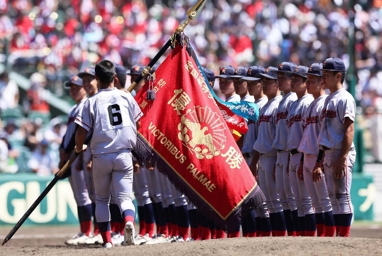 優勝旗を受け取る京都国際・藤本（撮影・足立雅史）