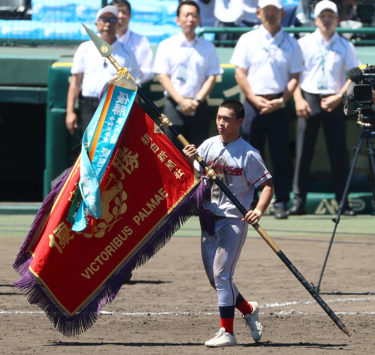 京都国際対関東第一　優勝旗を手にする京都国際・藤本主将（撮影・上山淳一）