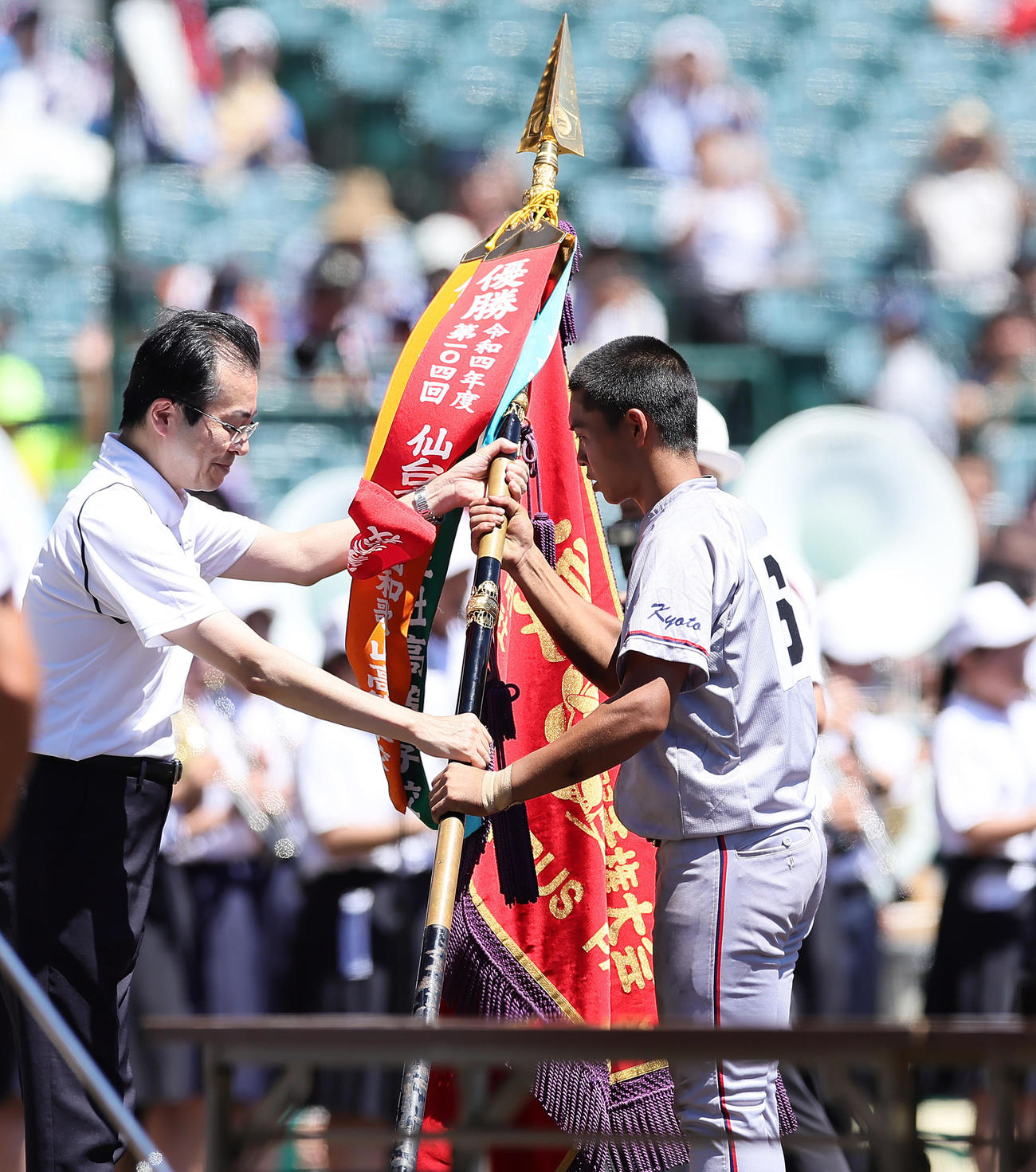 優勝旗を受け取る京都国際・藤本（撮影・足立雅史）