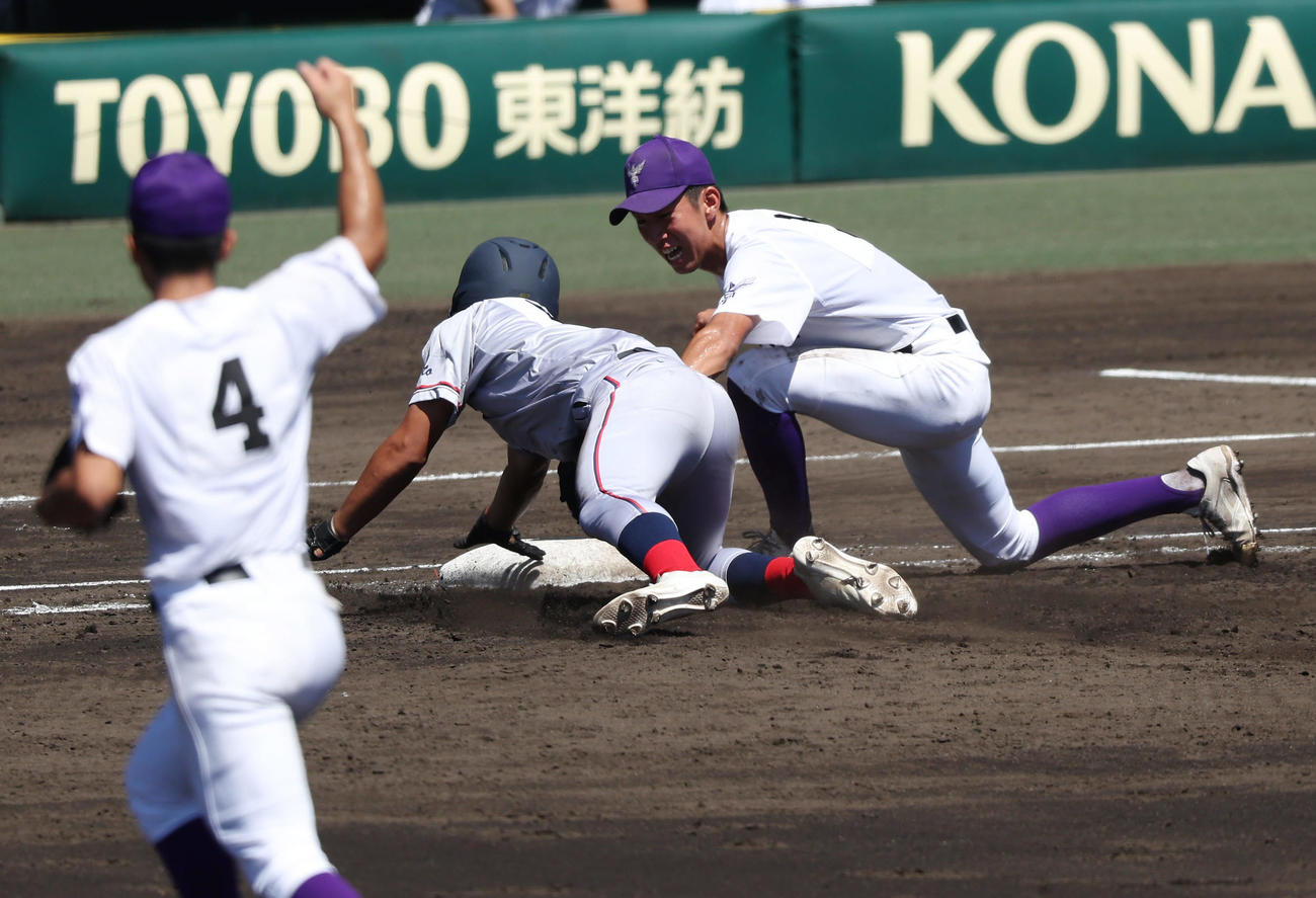 京都国際対関東第一　4回表京都国際1死一塁、飛び出し戻りきれずにアウトとなる一走藤本（中央）。一塁手越後（撮影・前田充）