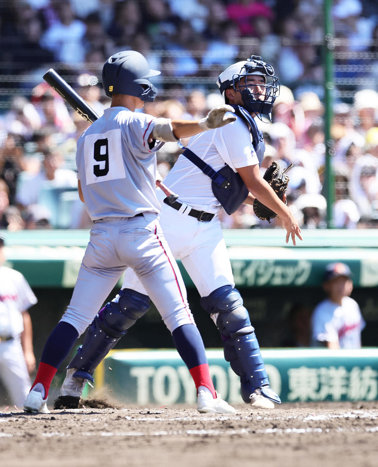 京都国際対関東第一　4回表京都国際1死一塁、飛び出していた一塁走者藤本を好送球でアウトとする捕手熊谷（右）（撮影・足立雅史）