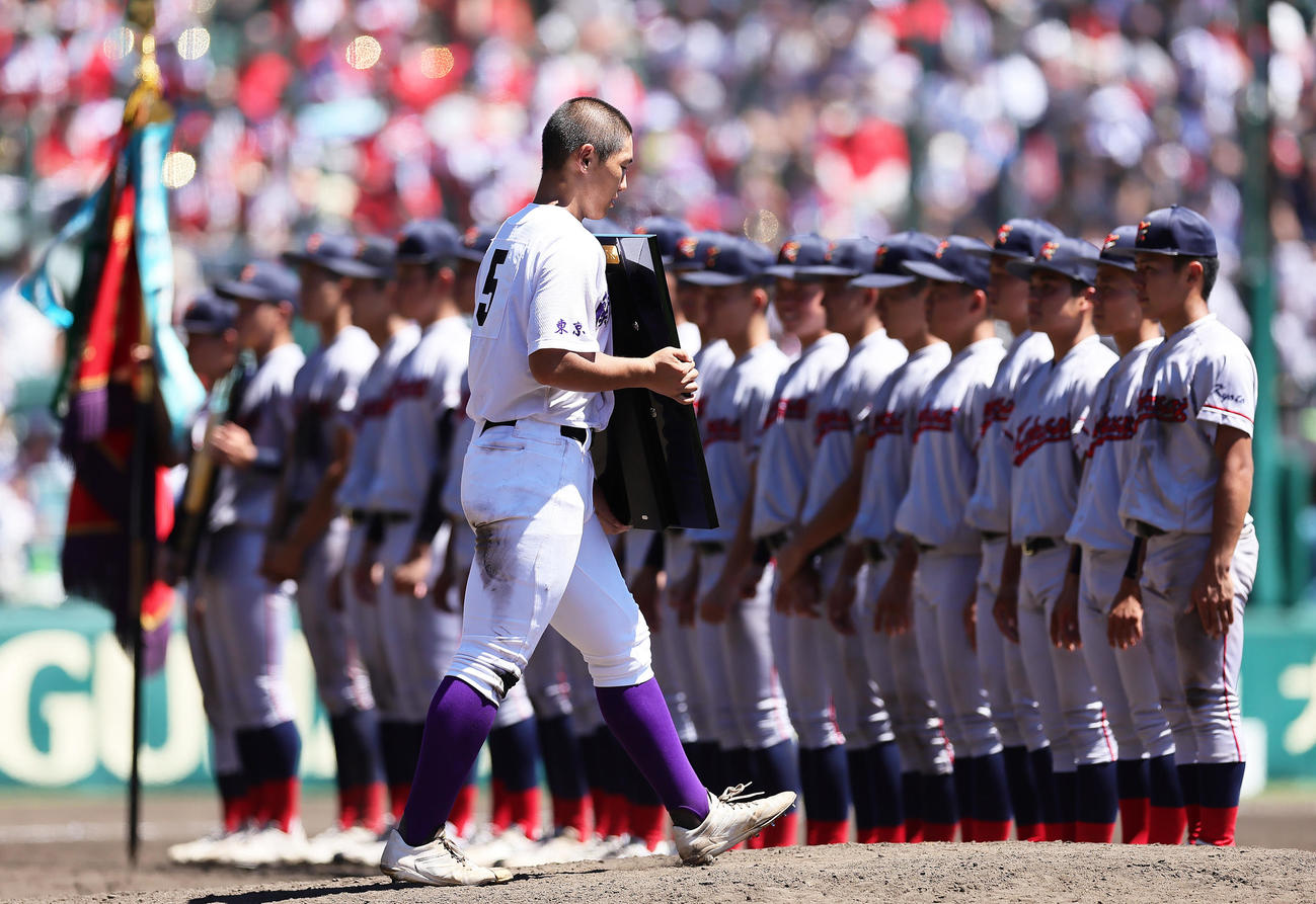 準優勝盾を受け取った関東第一・高橋（撮影・足立雅史）