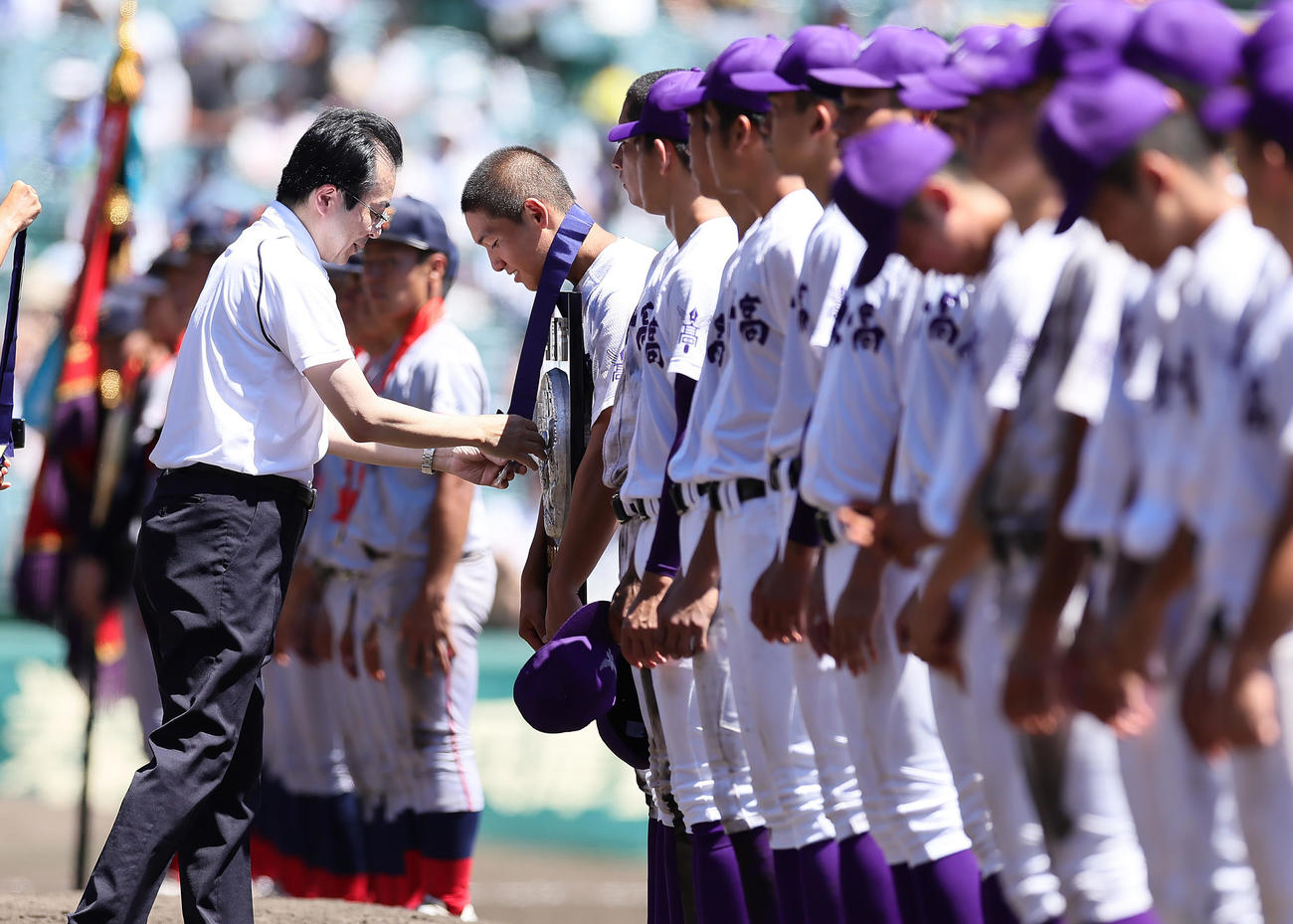 準優勝メダルを受け取る関東第一・高橋（中央）（撮影・足立雅史）