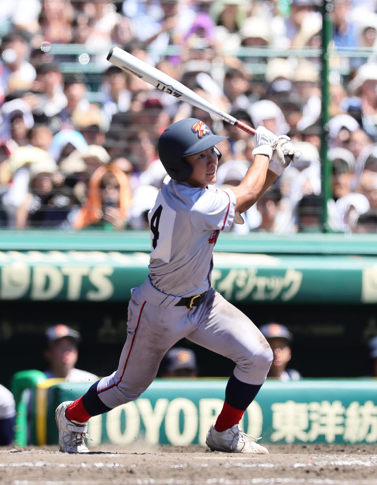 京都国際対関東第一　タイブレークの10回表京都国際無死満塁、三谷は右犠飛を放つ（撮影・足立雅史）