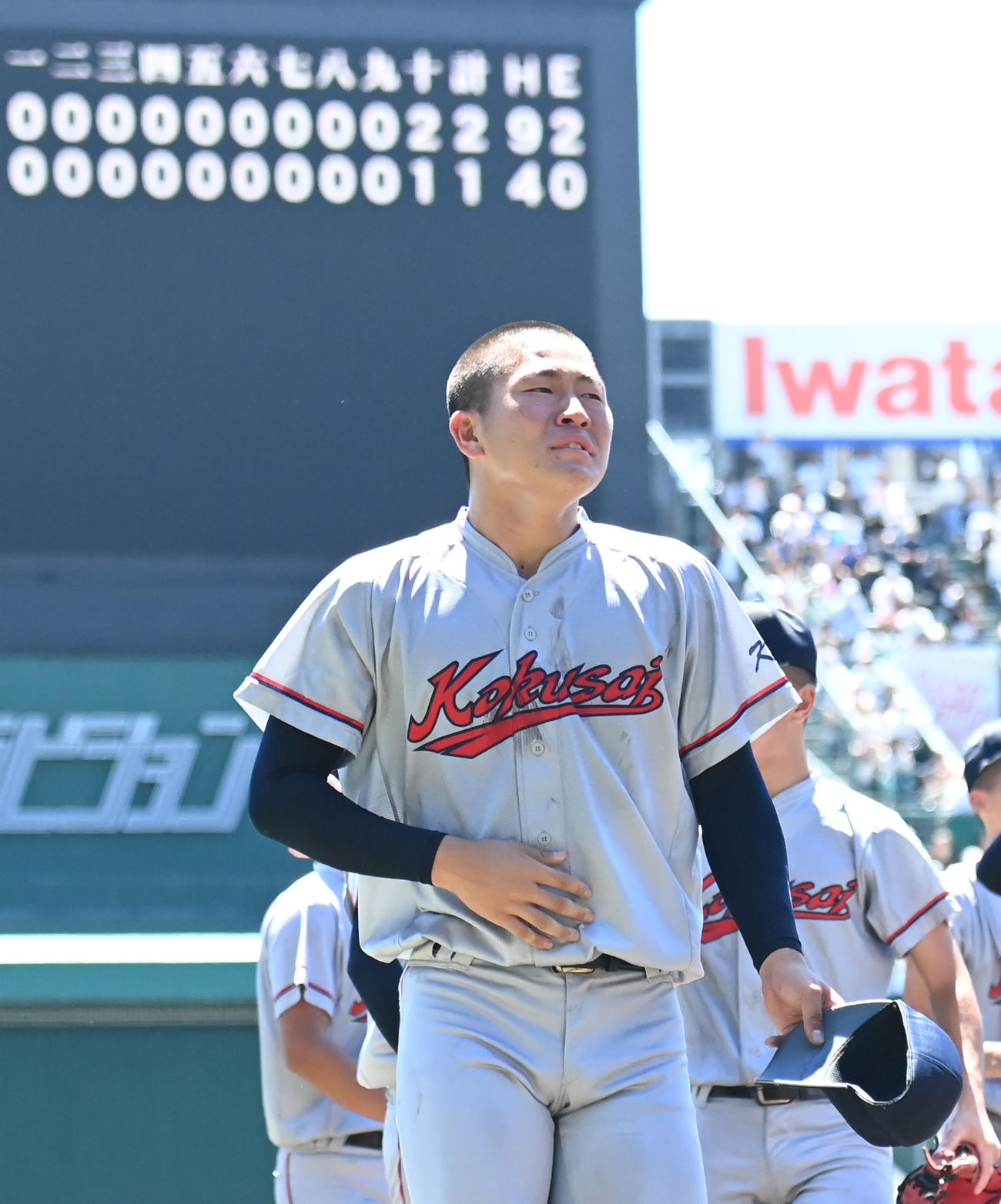 初優勝を果たしうれし泣きをする京都国際・中崎琉生（撮影・石井愛子）
