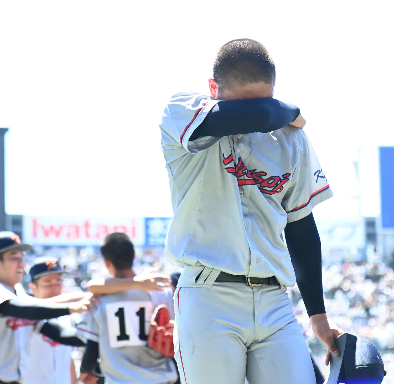 初優勝を果たしうれし泣きをする京都国際・中崎琉生（撮影・石井愛子）
