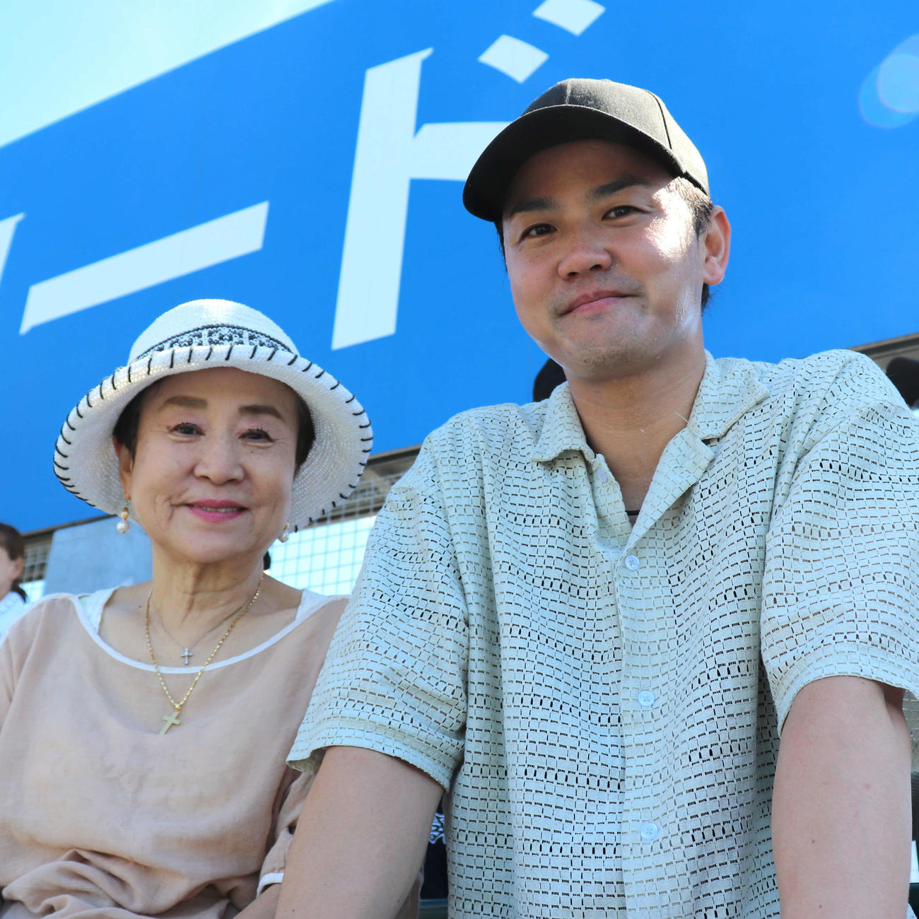 小牧憲継監督就任初年度の2008年（平20）に主将だった、京都国際OBの李勇樹（イ・ヨンス）さん（34）と母の朴真淑（ボク・シンシュク）さん（71）（撮影・中島麗）