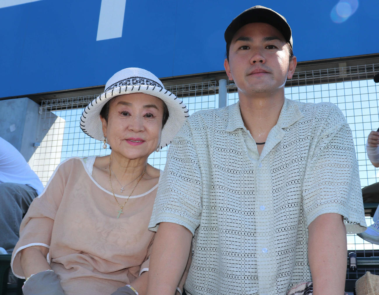 小牧監督就任初年度の08年に主将だった、京都国際OBの李勇樹さんと母の朴真淑さん（撮影・中島麗）