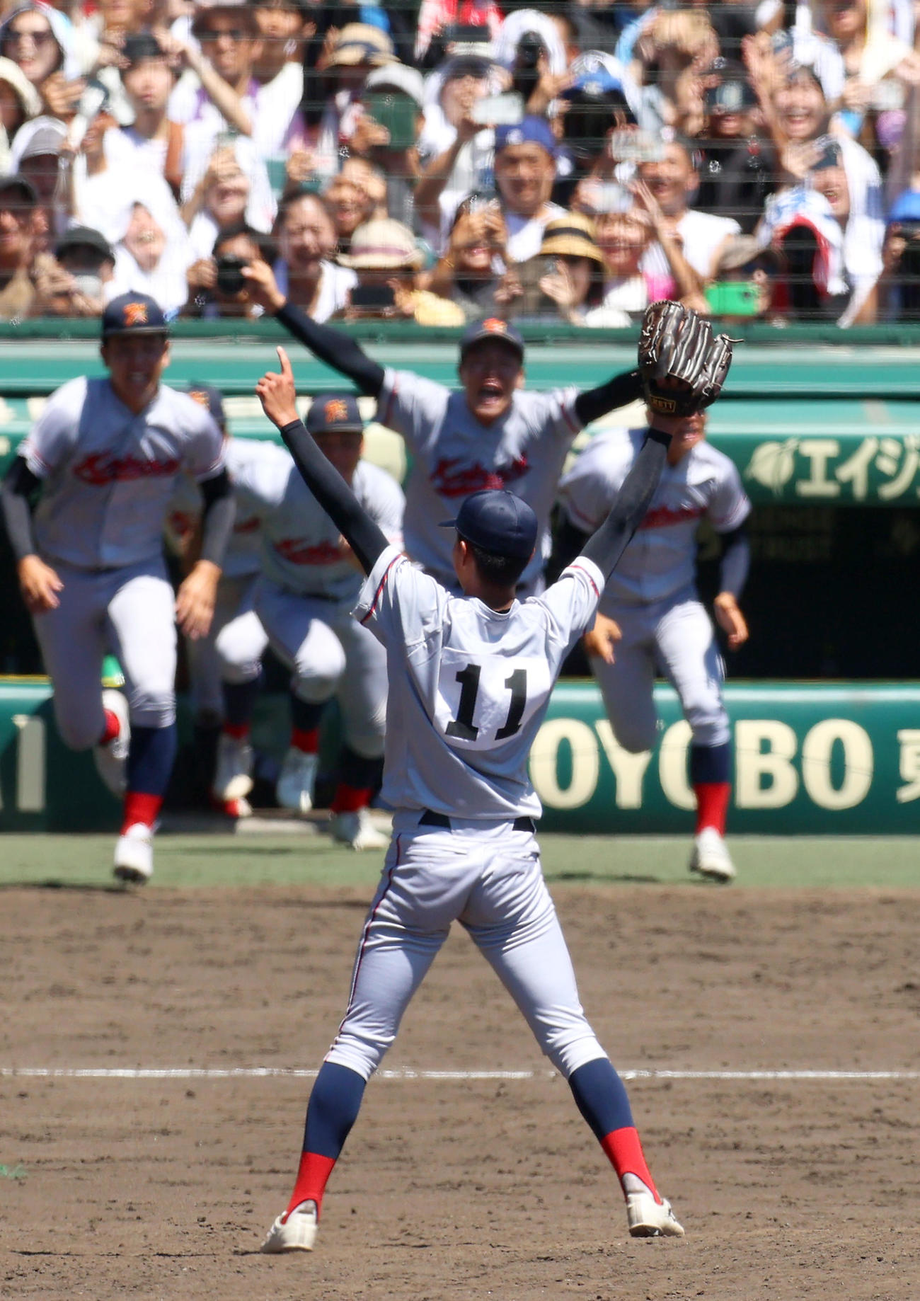 京都国際対関東第一　タイブレーク10回裏関東第一2死満塁、西村（手前）は最終打者・坂本を空振り三振を奪い優勝を決め喜ぶ（撮影・上山淳一）