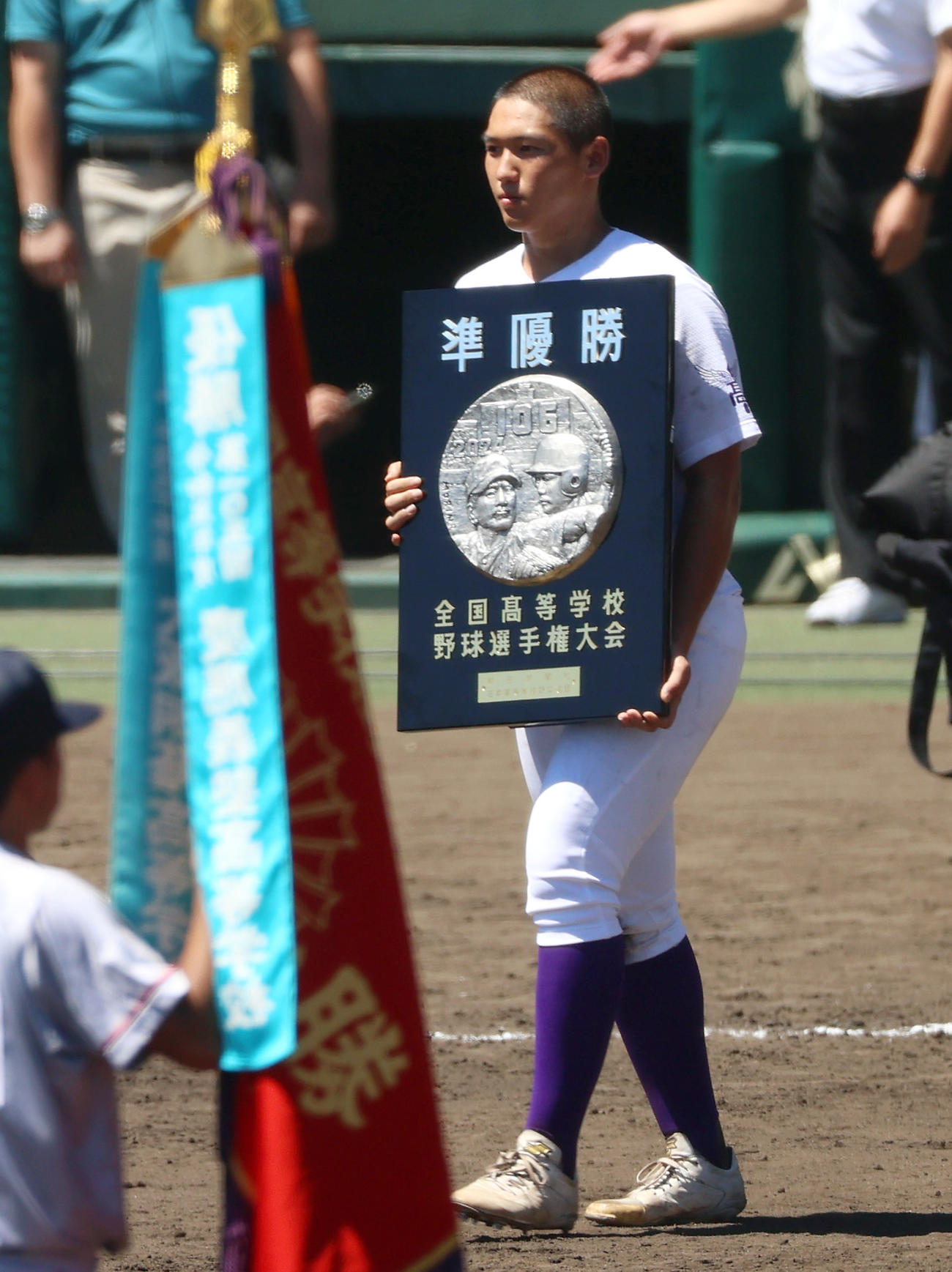 京都国際対関東第一　準優勝楯を手にする関東第一・高橋主将（撮影・上山淳一）