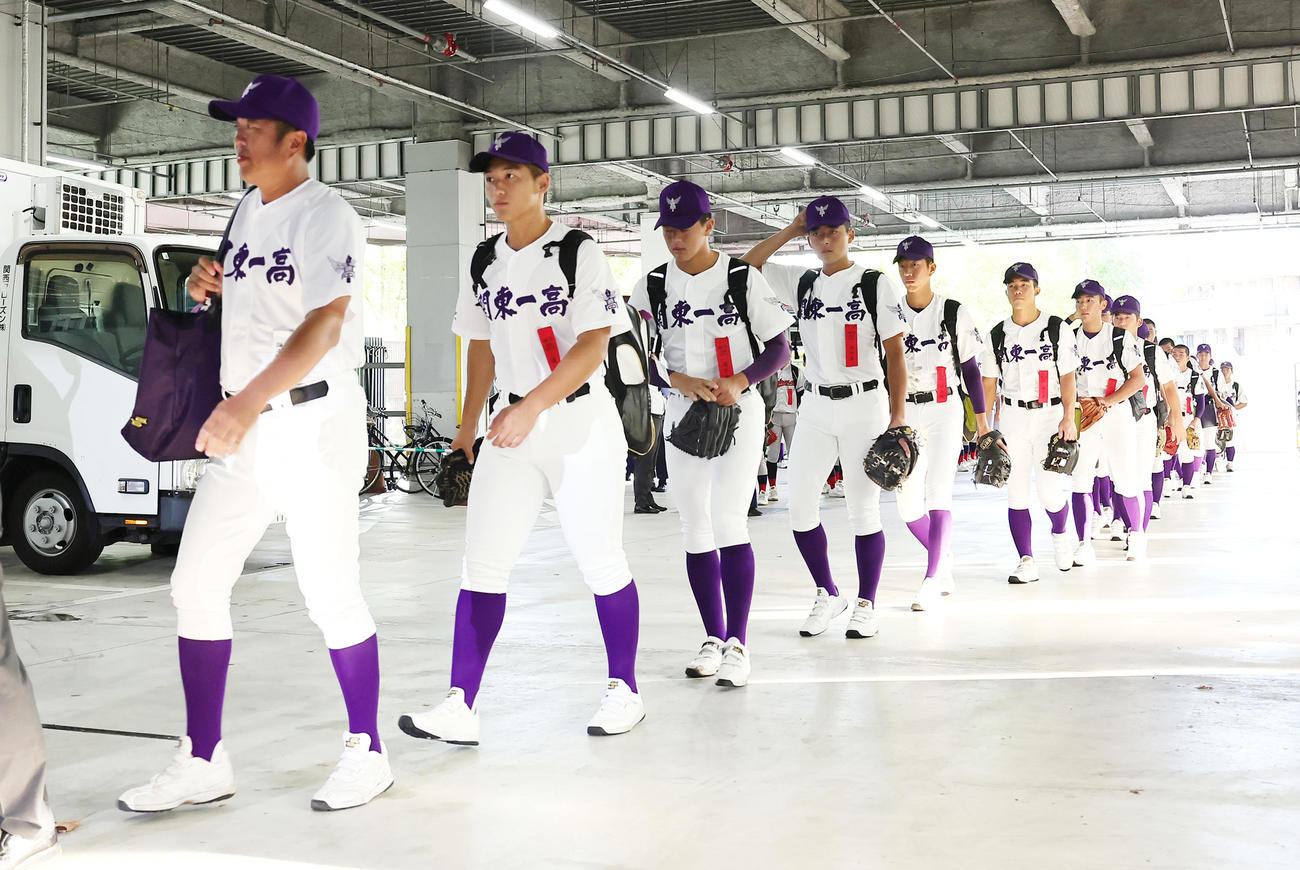 甲子園球場入りする関東第一・米沢監督（左端）と選手たち（撮影・足立雅史）