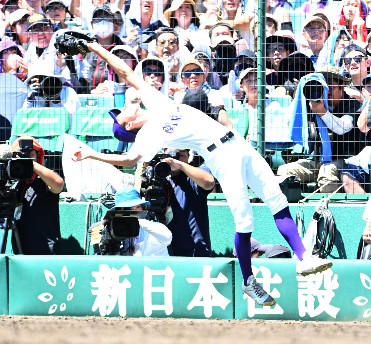 京都国際対関東第一　9回表京都国際1死二塁、服部颯舞の一飛を好捕する関東第一・越後（撮影・石井愛子）