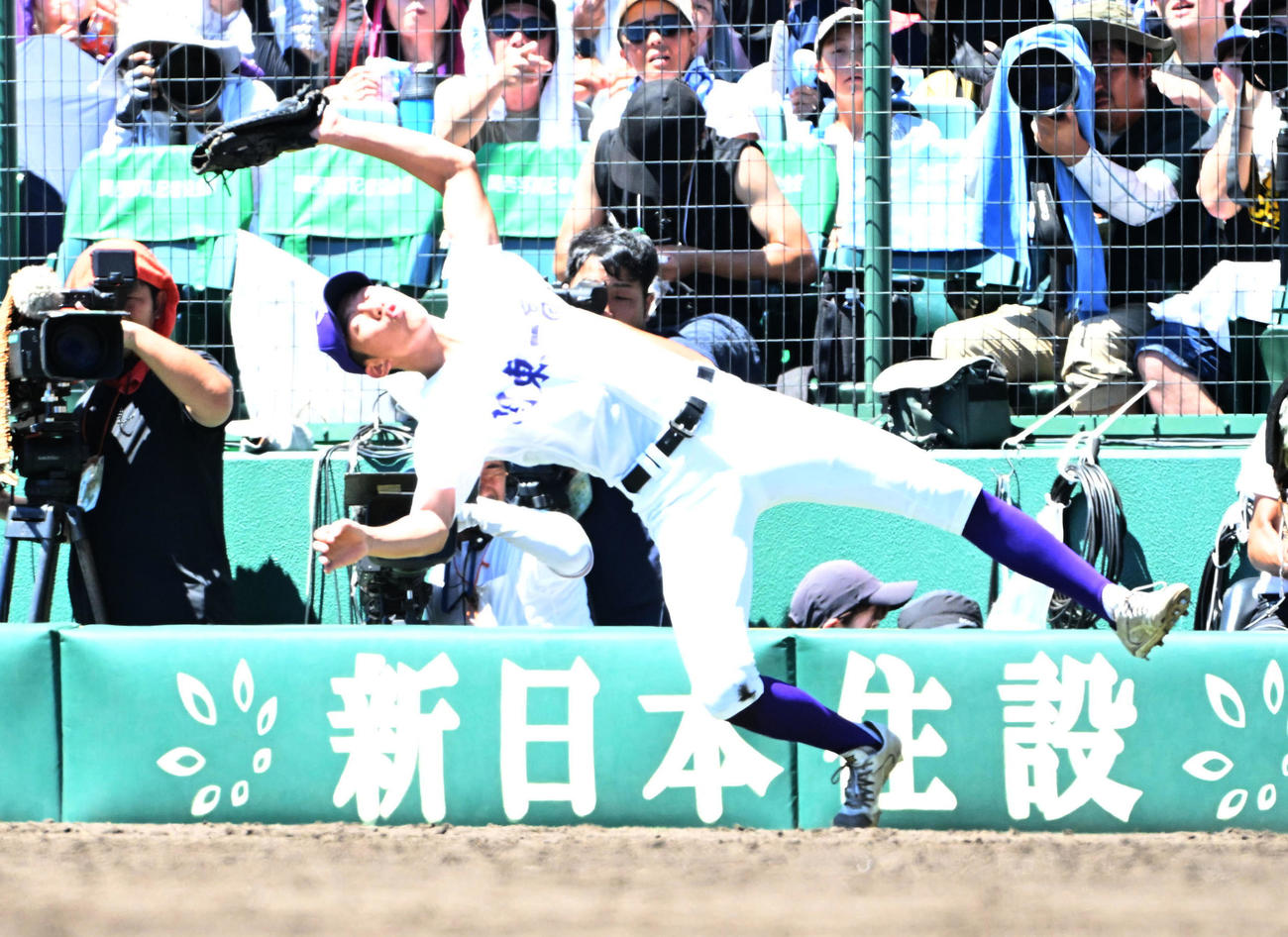 京都国際対関東第一　9回表京都国際1死二塁、服部颯舞の一飛を好捕する関東第一・越後駿祐（撮影・石井愛子）