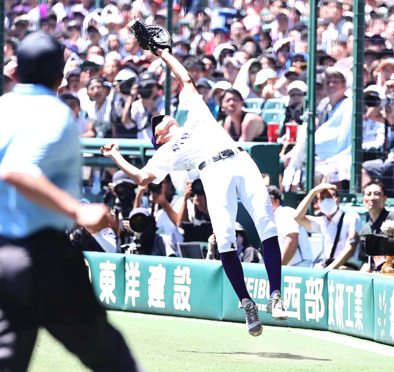 京都国際対関東第一　9回表1死二塁、服部の一邪飛を好捕する越後（撮影・上田博志）