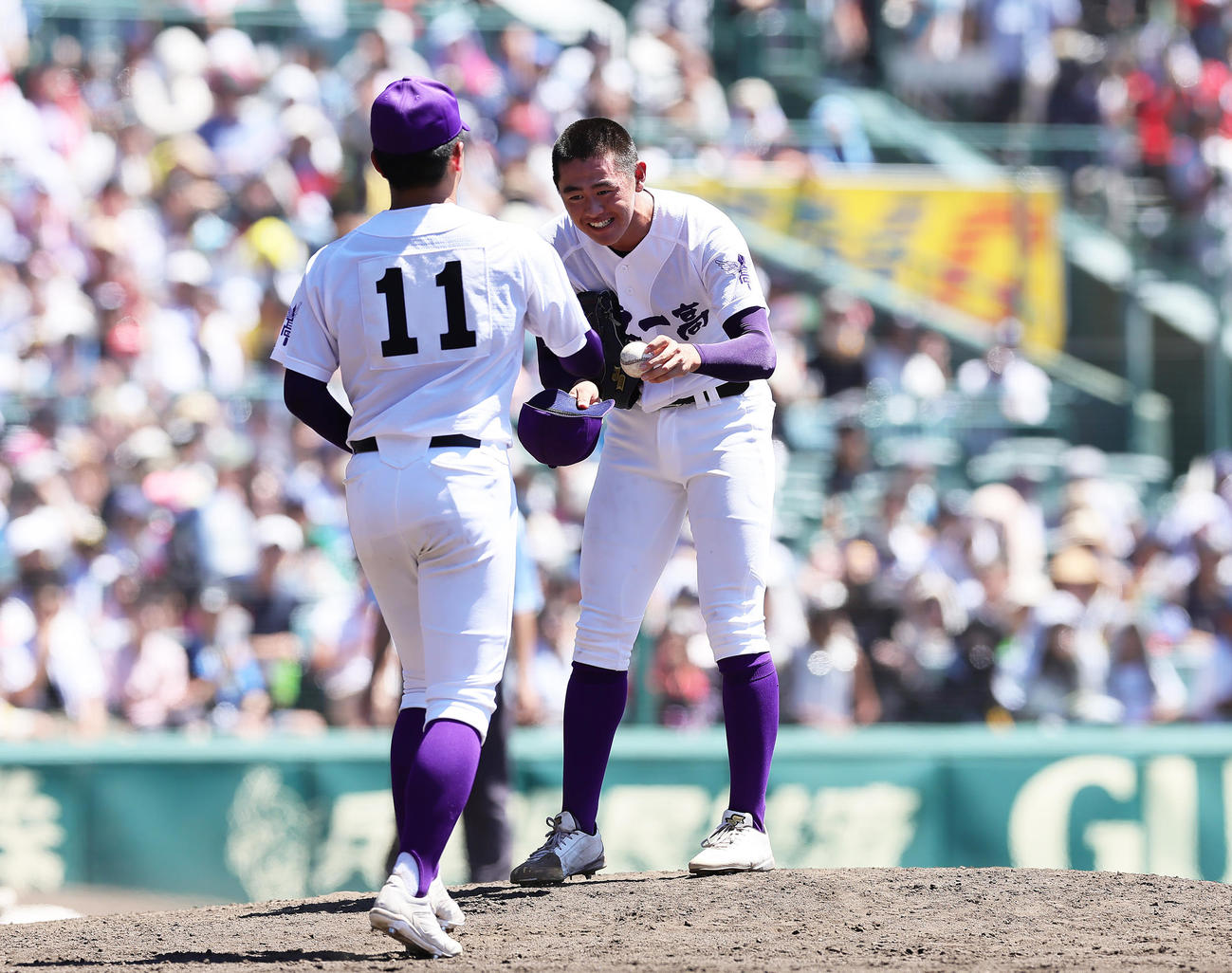 京都国際対関東第一　タイブレークの10回、関東第一・坂井（右）は大後にマウンドをたくす（撮影・足立雅史）