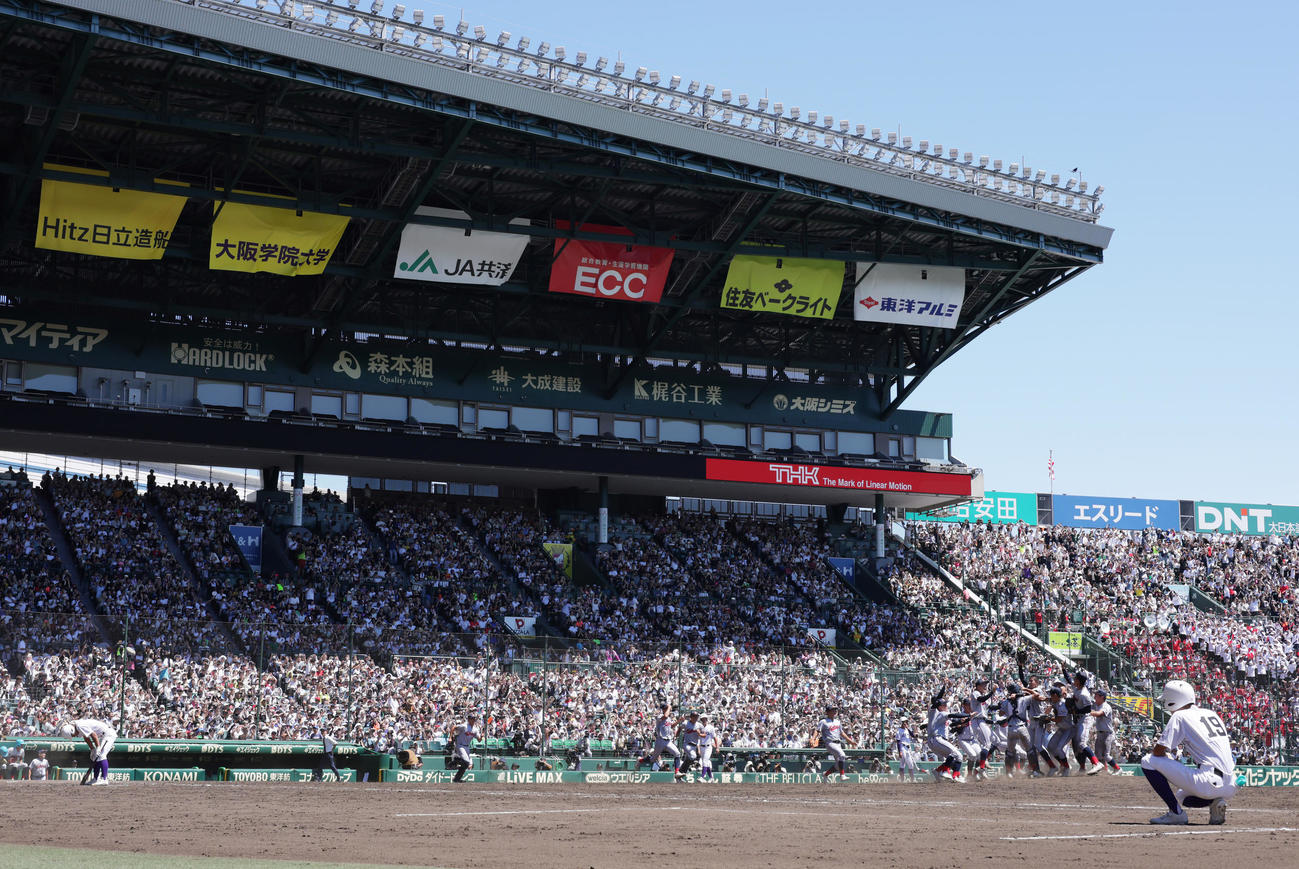 京都国際対関東第一　タイブレークの10回裏関東第一2死満塁、坂本を空振り三振に仕留め初優勝を決めた京都国際（撮影・足立雅史）
