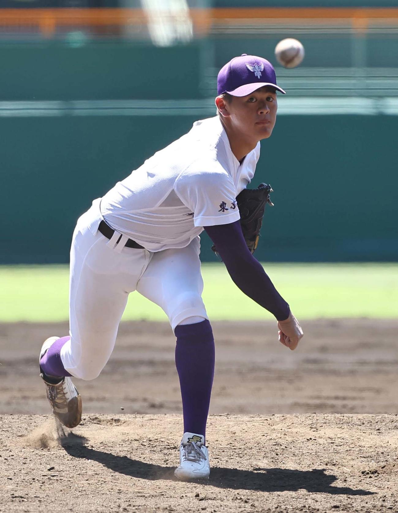 京都国際対関東第一　2番手で登板する関東第一エース坂井（撮影・上田博志）