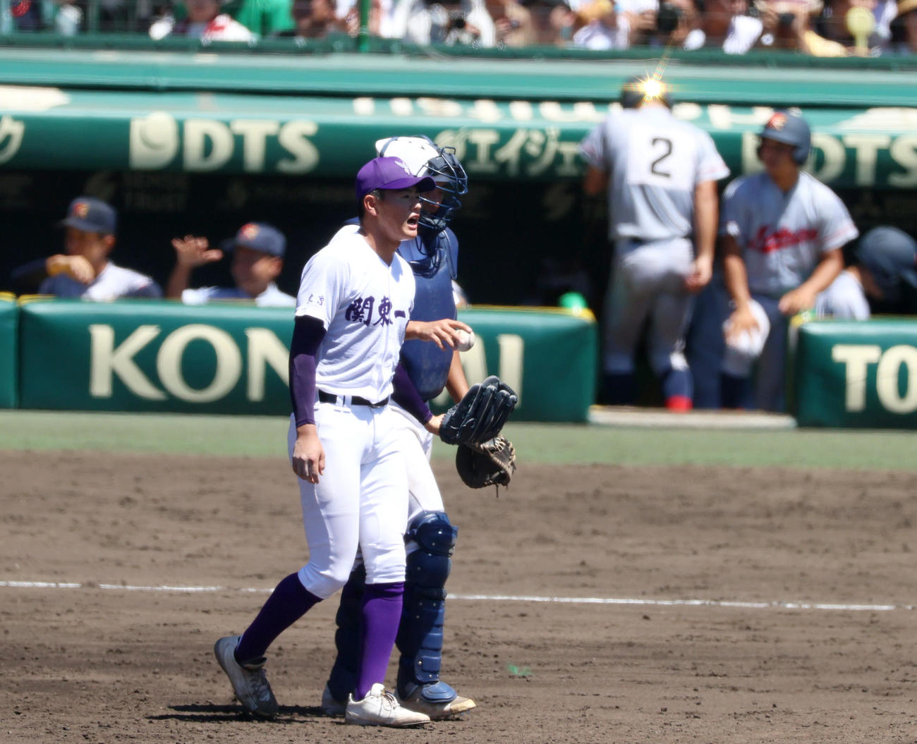 京都国際対関東第一　タイブレーク10回表京都国際無死満塁、坂井（手前）は押し出し四球で先制点を奪われる（撮影・上山淳一）