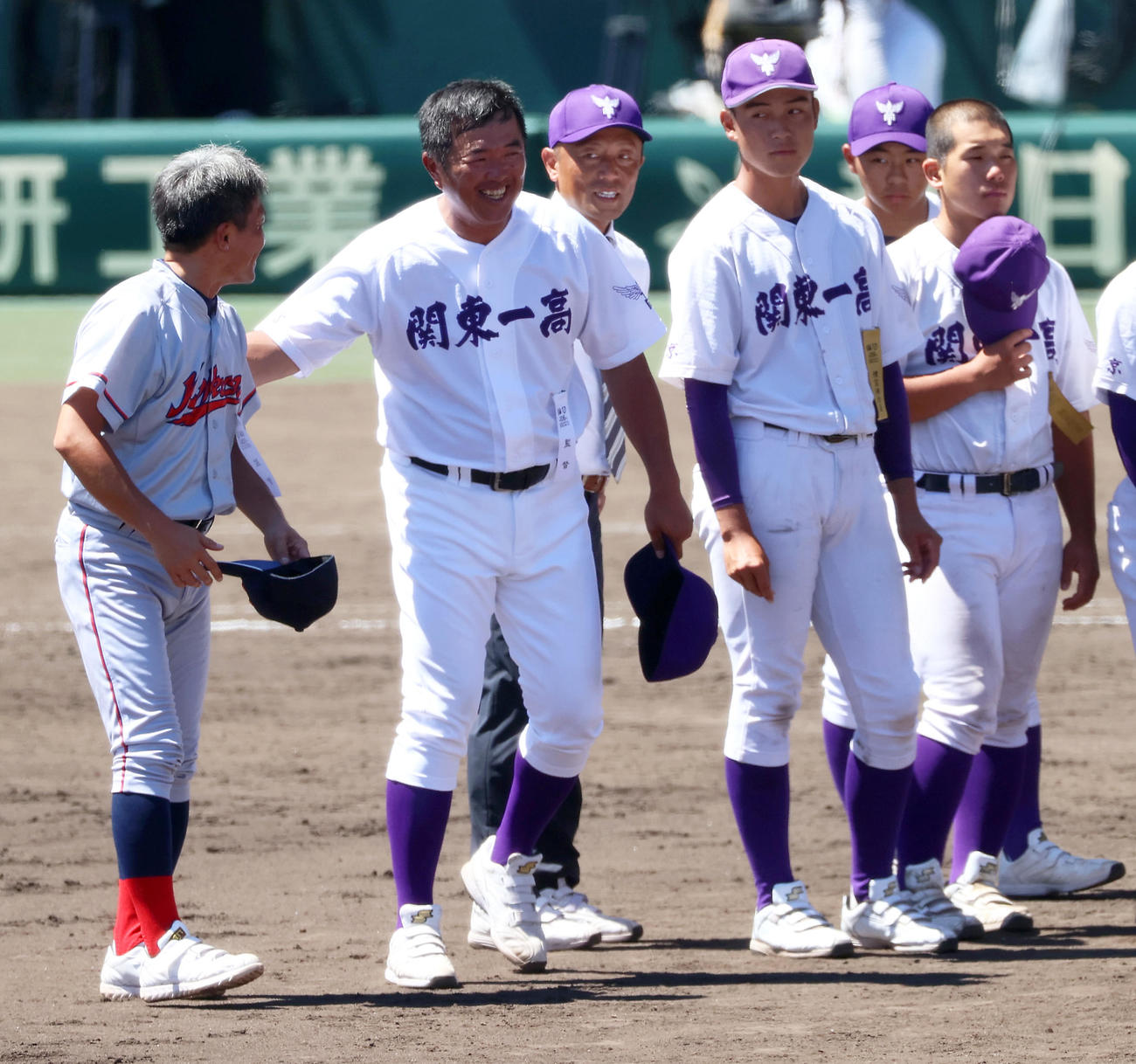 京都国際対関東第一　試合を終え、互いの健闘をたたえ合う京都国際・小牧監督（左）と関東第一・米沢監督（同2人目）（撮影・上山淳一）