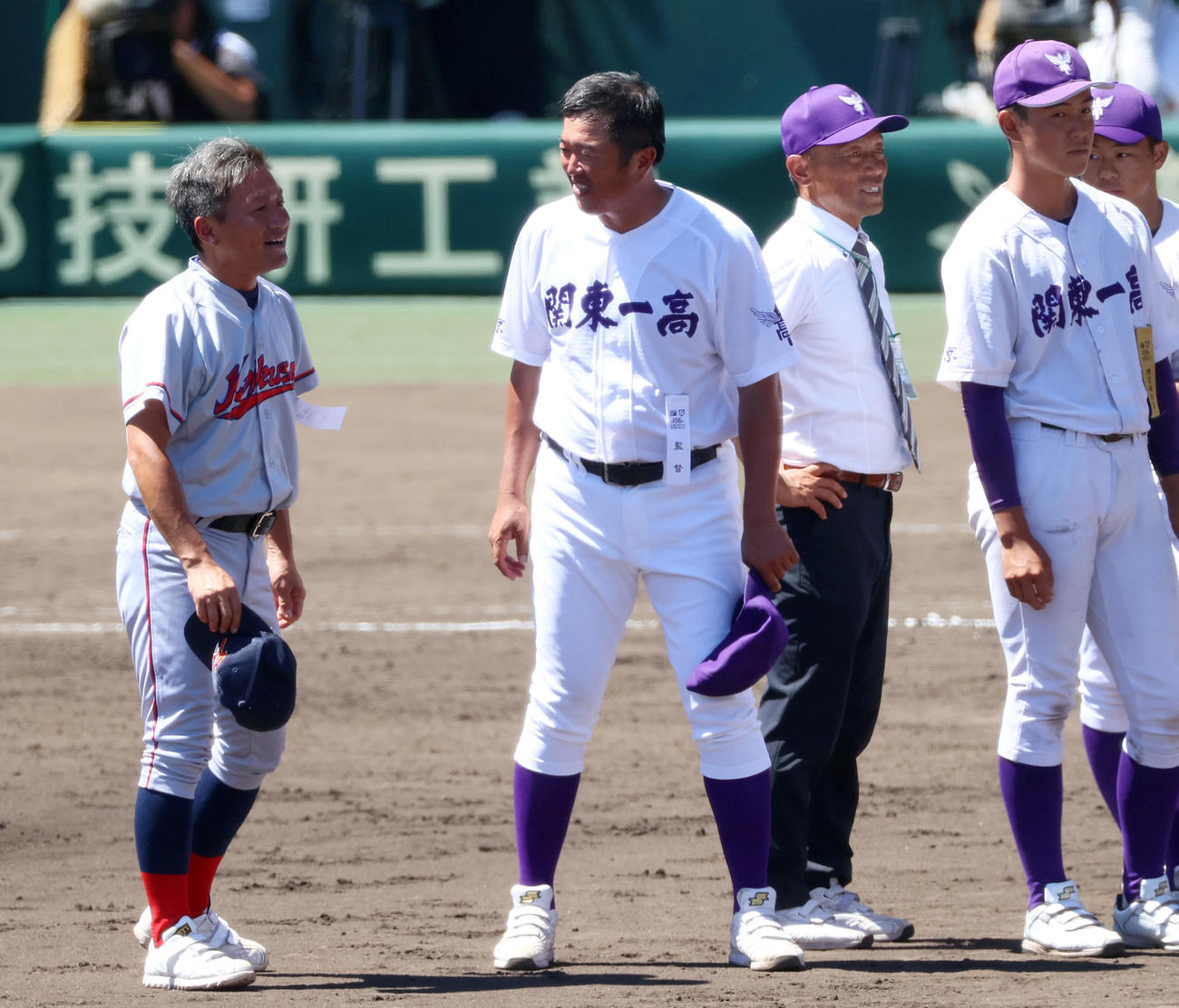 京都国際対関東第一　試合を終え、互いの健闘をたたえ合う京都国際・小牧監督（左）と関東第一・米沢監督（同2人目）（撮影・上山淳一）