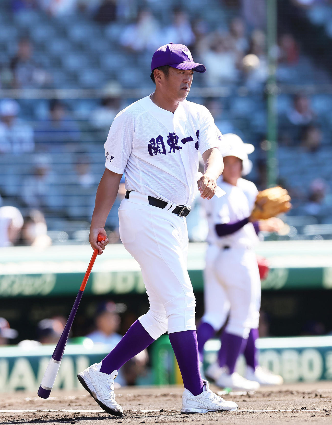 試合前、ノックを行う関東第一・米沢監督（撮影・足立雅史）