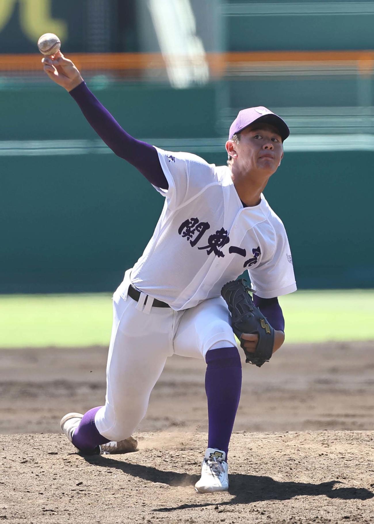 京都国際対関東第一　2番手で登板する関東第一エース坂井（撮影・上田博志）