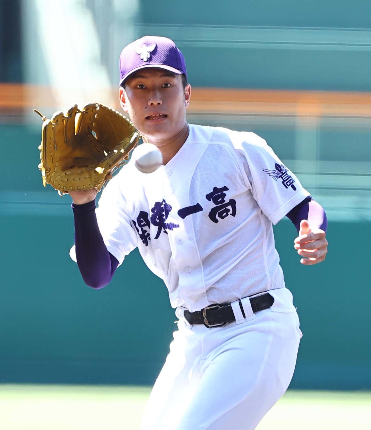 京都国際対関東第一　三谷誠弥の投ゴロをさばく畠中鉄心（撮影・上田博志）