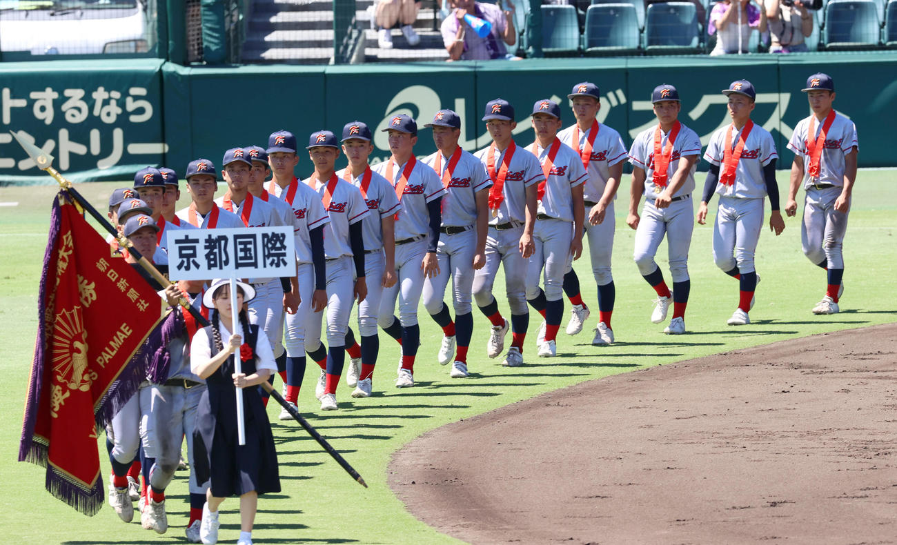 京都国際対関東第一　初優勝し場内を一周する京都国際ナイン（撮影・上山淳一）