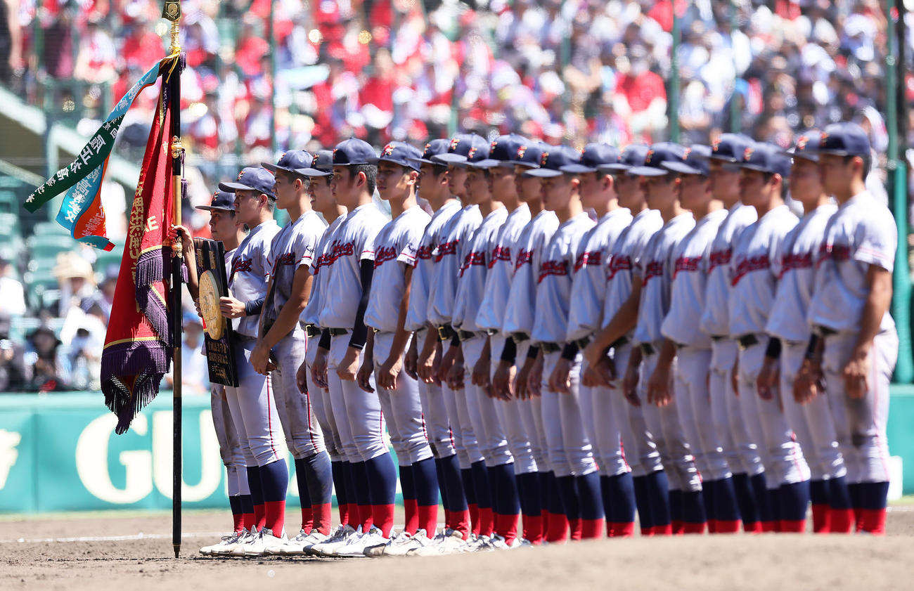 京都国際対関東第一　初優勝を果たし、整列する京都国際ナイン（撮影・足立雅史）