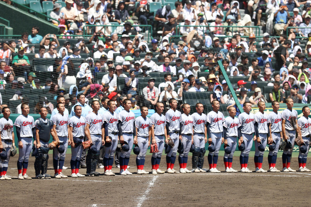 京都国際対関東第一　初優勝し校歌斉唱する京都国際ナイン（撮影・上山淳一）
