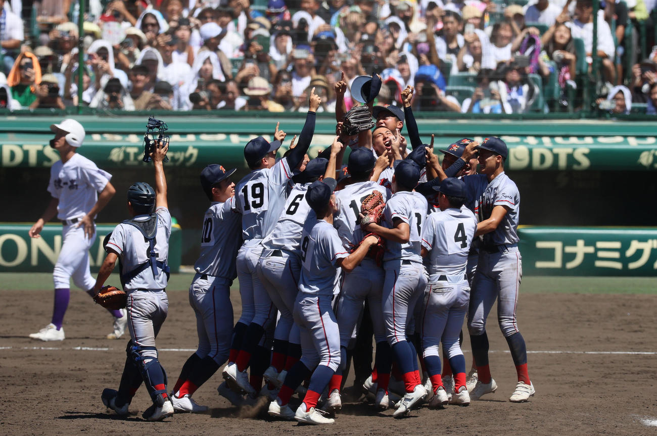 京都国際対関東第一　関東第一に勝利し初優勝を決め喜ぶ京都国際ナイン（撮影・上山淳一）