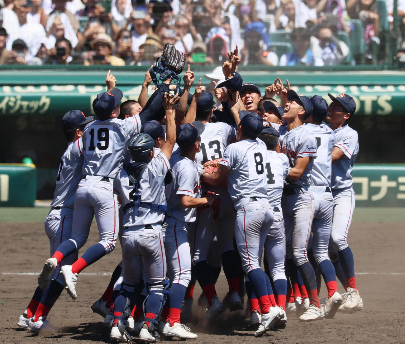 京都国際対関東第一　関東第一に勝利し初優勝を決め喜ぶ京都国際ナイン（撮影・上山淳一）