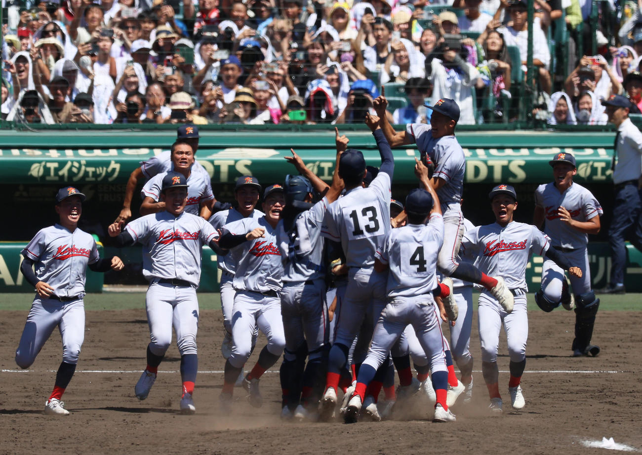 京都国際対関東第一　関東第一に勝利し初優勝を決め喜ぶ京都国際ナイン（撮影・上山淳一）