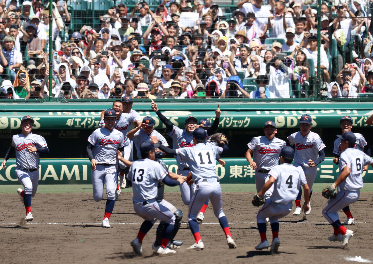 京都国際対関東第一　関東第一に勝利し初優勝を決め喜ぶ京都国際ナイン（撮影・上山淳一）