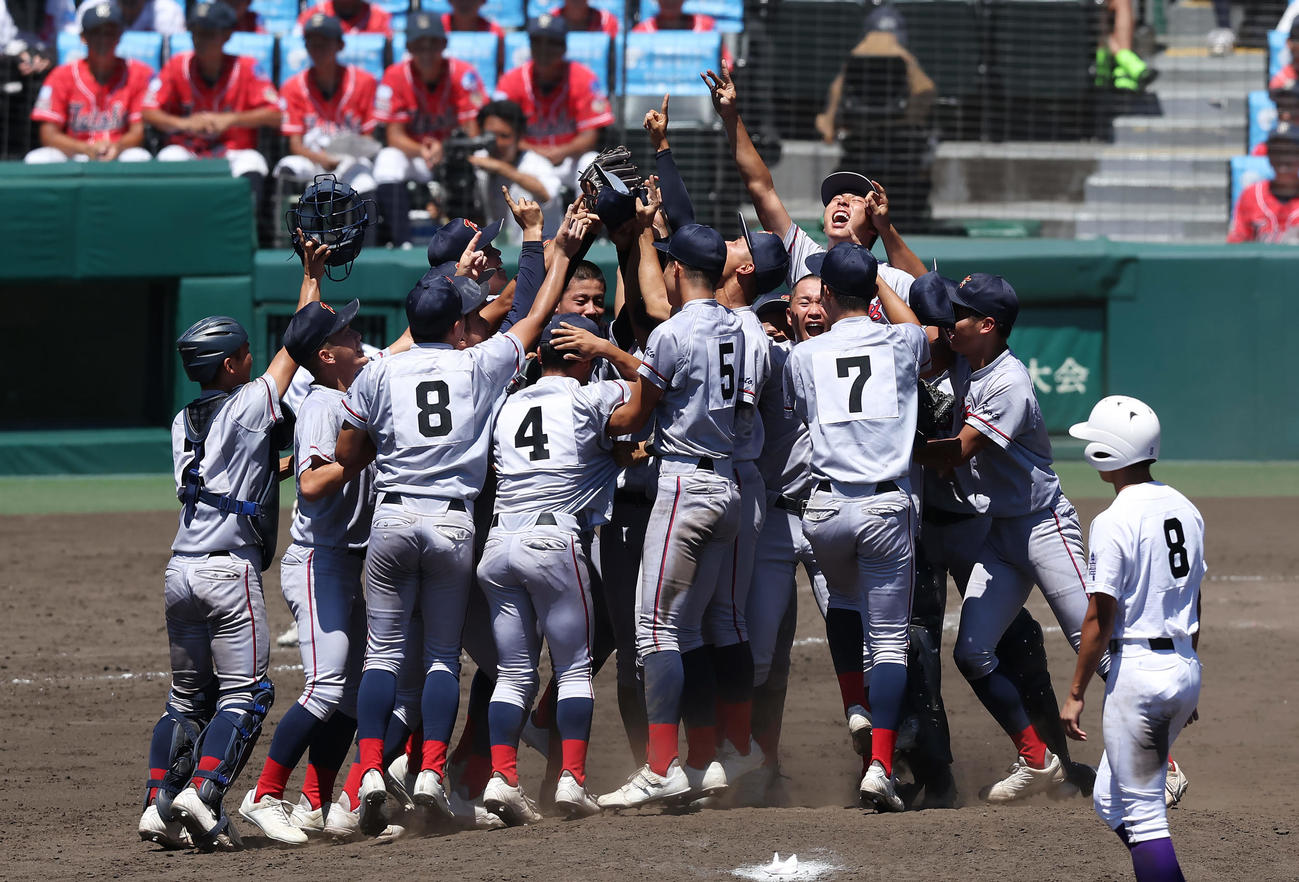 京都国際対関東第一　関東第一を破って優勝し、歓喜する京都国際の選手たち（撮影・前田充）