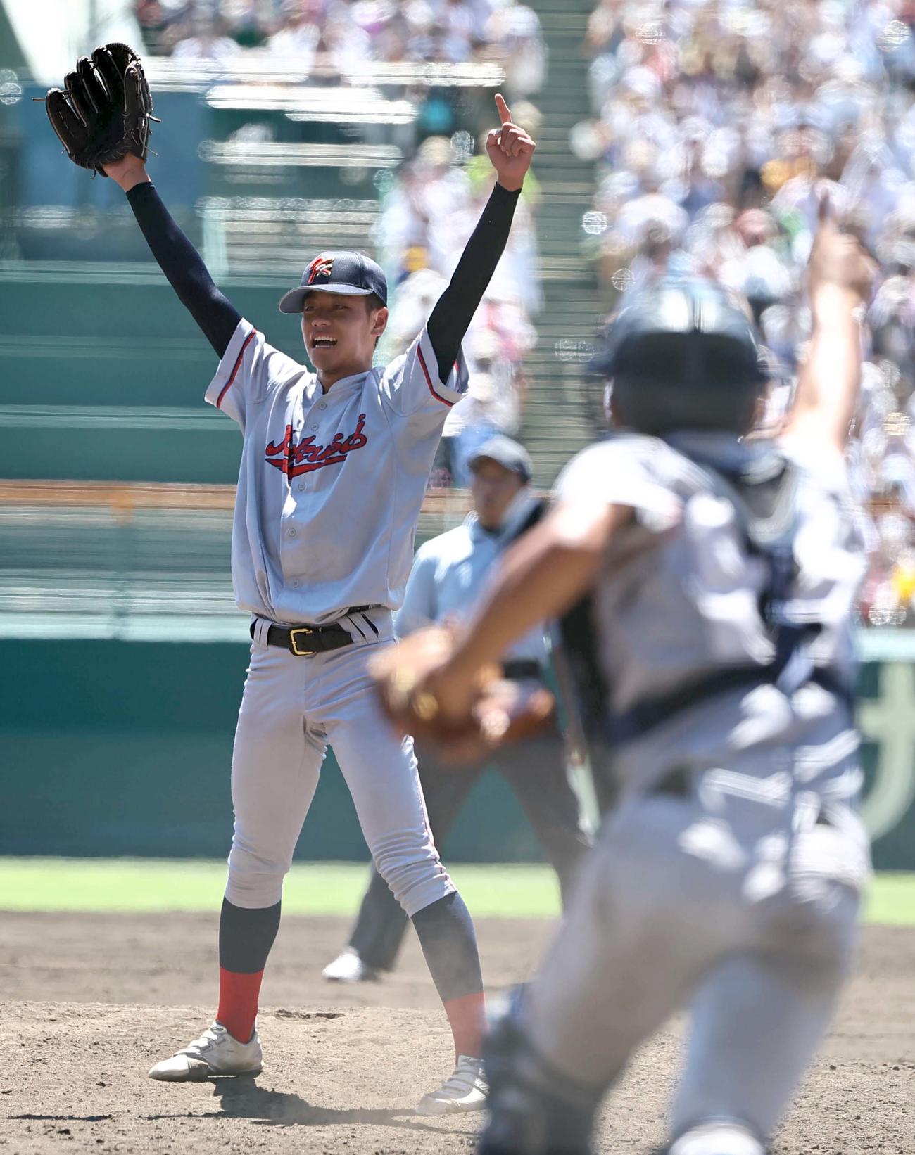 京都国際対関東第一　優勝を決めた京都国際・西村はガッツポーズをする（撮影・上田博志）