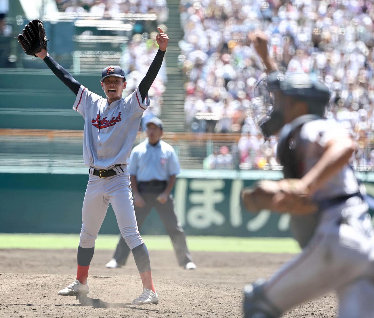 京都国際対関東第一　優勝を決めた京都国際・西村はガッツポーズをする（撮影・上田博志）